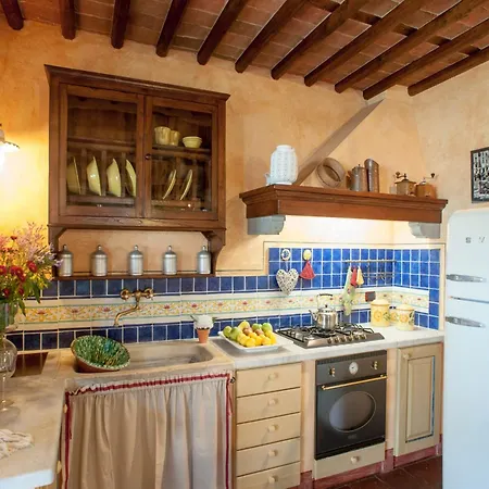 In Lucca To Sleep 5 Guests Aquilea