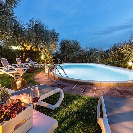 In Lucca To Sleep 5 Guests Villa *