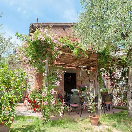 In Lucca To Sleep 5 Guests Villa